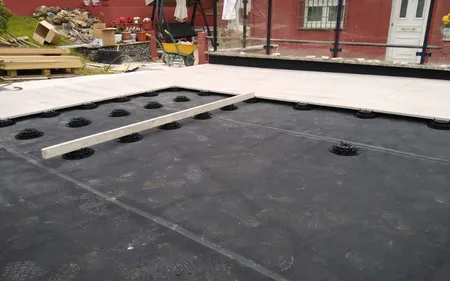 impermeabilizar el suelo de un patio, para evitar filtraciones en un chalet de la coruña, galicia